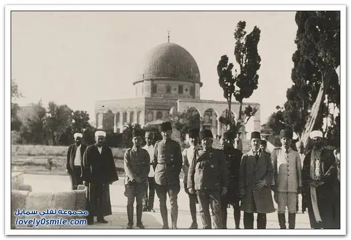 عزت باشا في جامع عمر -قبة الصخرة عام 1917