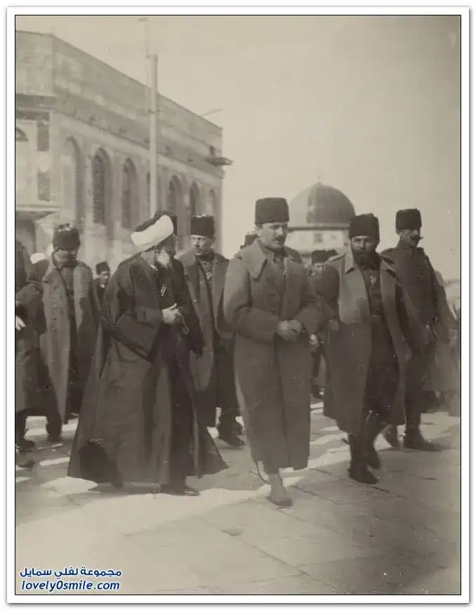 انفر باشا زائرا إلى المسجد في القدس