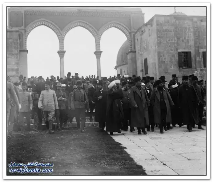 رتب عليا من الضباط الأتراك يزورن مسجد القدس