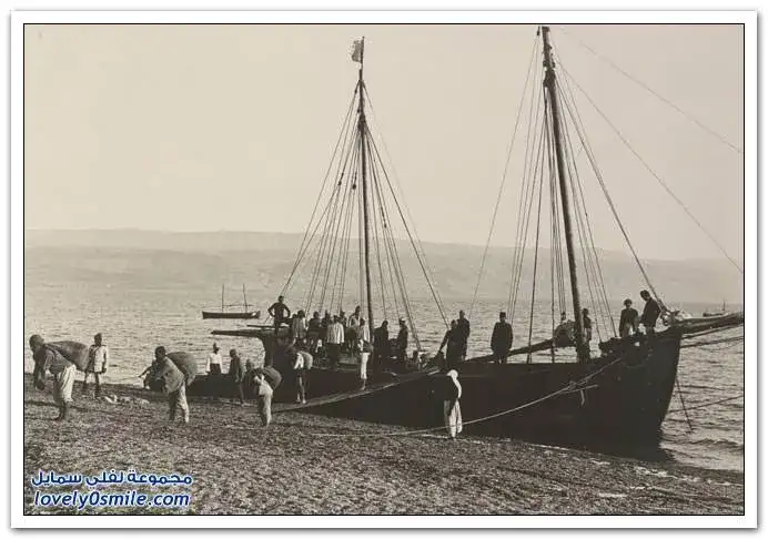 تفريغ الحبوب على الشاطئ عام 1917