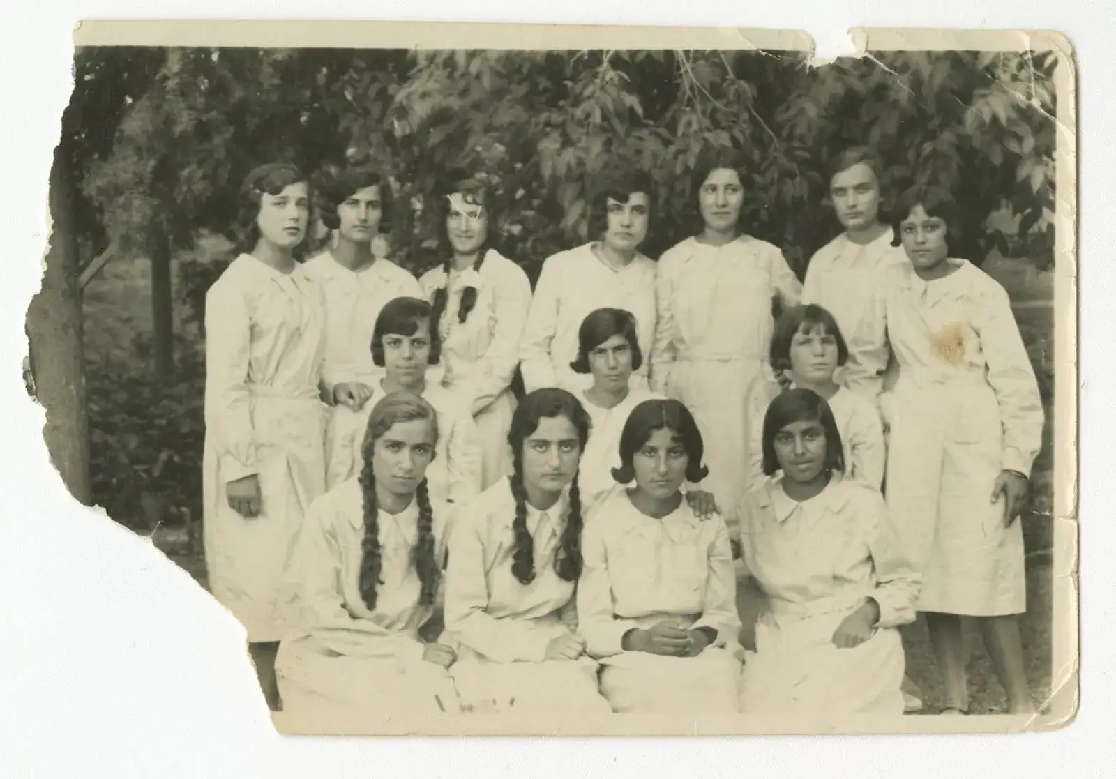 طالبات مدرسة الشميدت. القدس، 1925-1929. من ألبوم جميل الحسيني.