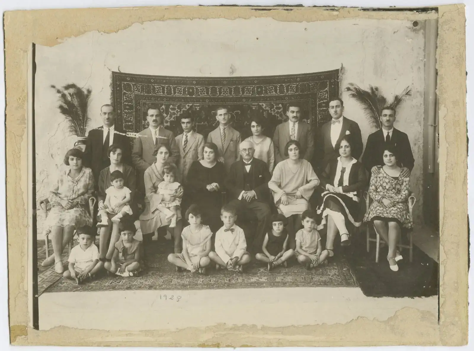 الصورة السنوية لعائلة سبريدون صروف. يافا، 1928. من ألبوم عبلة وألفرد طوباسي.