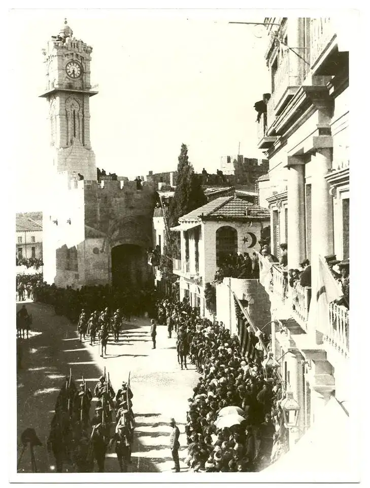 دخول الجيش البريطاني إلى القدس، باب الخليل، 1917. من ألبوم سعيد الحسيني.