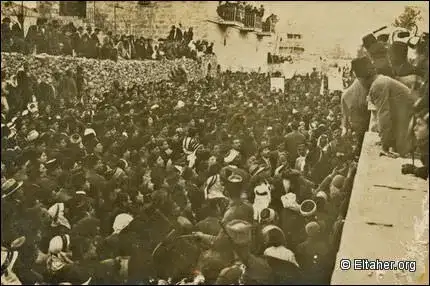 مظاهرة في القدس عام 1920 يقودها موسى كاظم باشا الحسيني ضـد بريطانيا لقيامها بفصل فلسطين عن سوريا الكبرى بعد الحرب العالمية الأولى 