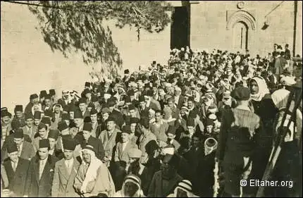 متظاهرين ينشدون أمام بابا النبي داود في القدس عام 1934.