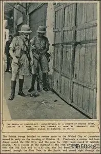 جنود انجليز يفحصون قنبلة يدوية خلال ثورة 1936 في القدس .