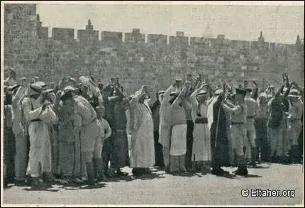جنود بريطانيون يفتشون بعض المارة أمام أسوار القدس عام 1936.