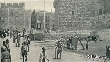 جنود انجليز يدققون الهويات عند مداخل المدينة القديمة في القدس عام 1936.