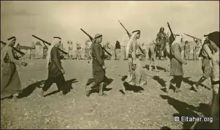 فلاحين فلسطينيين خلال طابور تدريب عام 1936 .