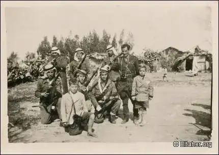 مقاتلون فلسطينيون قبيل هجومهم على مستعمرة كفار هس اليهودية عام 1936.