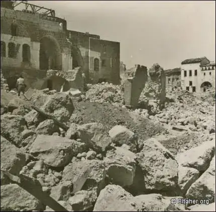 منازل قامت القوات البريطانية بنسفها بالديناميت في مدينة يافا عام 1926 انتقاما لمقاومة الفلسطينيين .